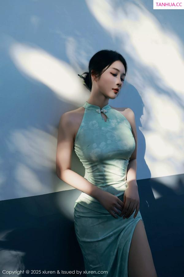   [XiuRen]高清写真图 2025.07.11 No.10538 南乔 绿色旗袍第22张图片